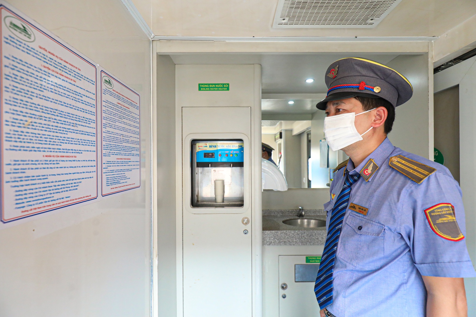 Kiểm tra c&aacute;c trang thiết bị phục vụ h&agrave;nh kh&aacute;ch như m&aacute;y đun nước, bảng chỉ dẫn tr&ecirc;n t&agrave;u