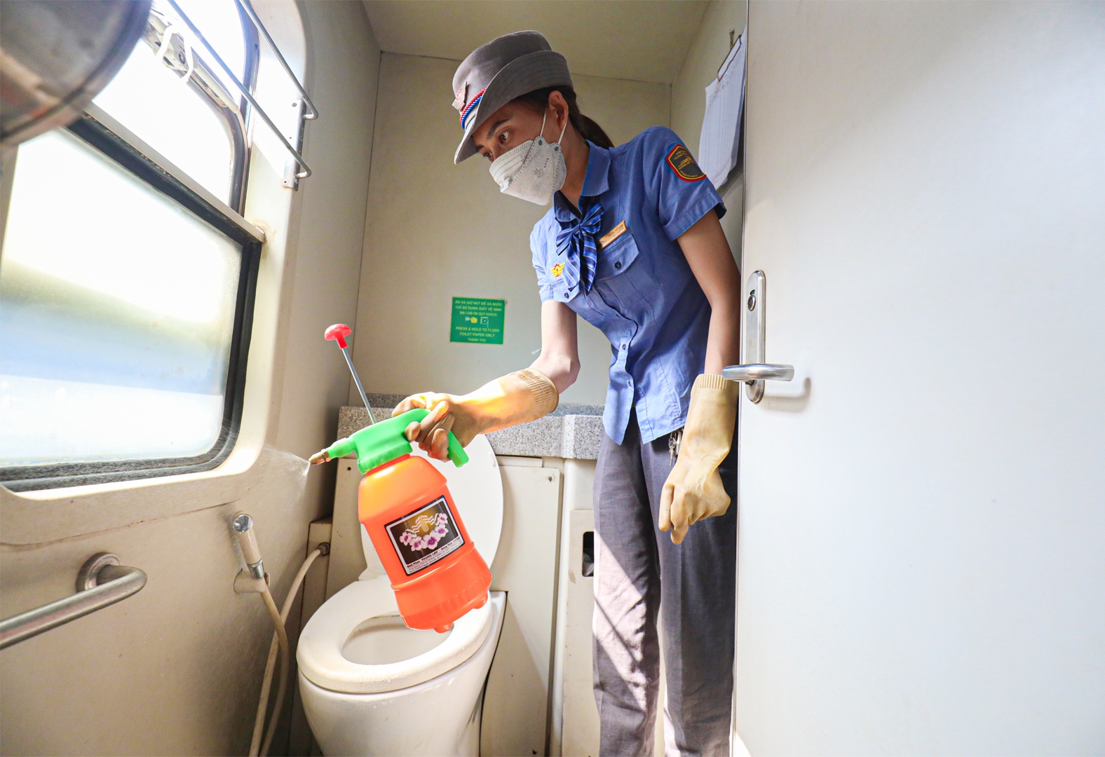 C&aacute;c tổ t&agrave;u cũng phải chuẩn bị cơ số thuốc, h&oacute;a chất, trang thiết bị v&agrave; bảo hộ ph&ograve;ng dịch đầy đủ, tr&aacute;nh l&acirc;y nhiễm ch&eacute;o. Khi ph&aacute;t hiện h&agrave;nh kh&aacute;ch c&oacute; triệu chứng ho, sốt, kh&oacute; thở, cần c&aacute;ch ly ngay v&agrave; b&aacute;o c&aacute;o đơn vị để được hướng dẫn v&agrave; xử tr&iacute; kịp thời (Ảnh: Trong buồng vệ sinh, ngo&agrave;i xịt khử khuẩn, c&ograve;n xịt tinh dầu quế để khử m&ugrave;i h&ocirc;i, tạo m&ugrave;i thơm)