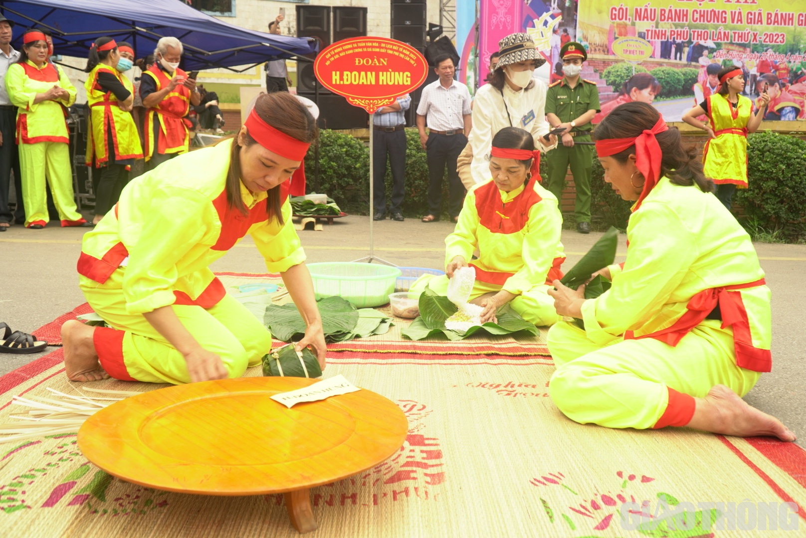 Mỗi huyện, th&agrave;nh, thị trong tỉnh th&agrave;nh lập 1 đo&agrave;n nghệ nh&acirc;n tham gia Hội thi g&oacute;i, nấu b&aacute;nh chưng, gi&atilde; b&aacute;nh giầy