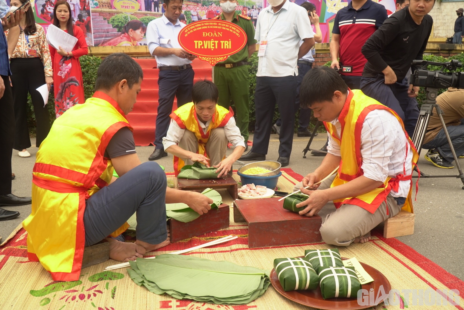 C&aacute;c đội sẽ thi g&oacute;i, nấu b&aacute;nh chưng v&agrave;o buổi s&aacute;ng. Mỗi đội dự thi g&oacute;i b&aacute;nh kh&ocirc;ng qu&aacute; 3 nghệ nh&acirc;n tham gia v&agrave; phải sử dụng trang phục lễ hội truyền thống của địa phương, g&oacute;i 10 chiếc b&aacute;nh chưng vu&ocirc;ng trong thời gian tối đa 10 ph&uacute;t
