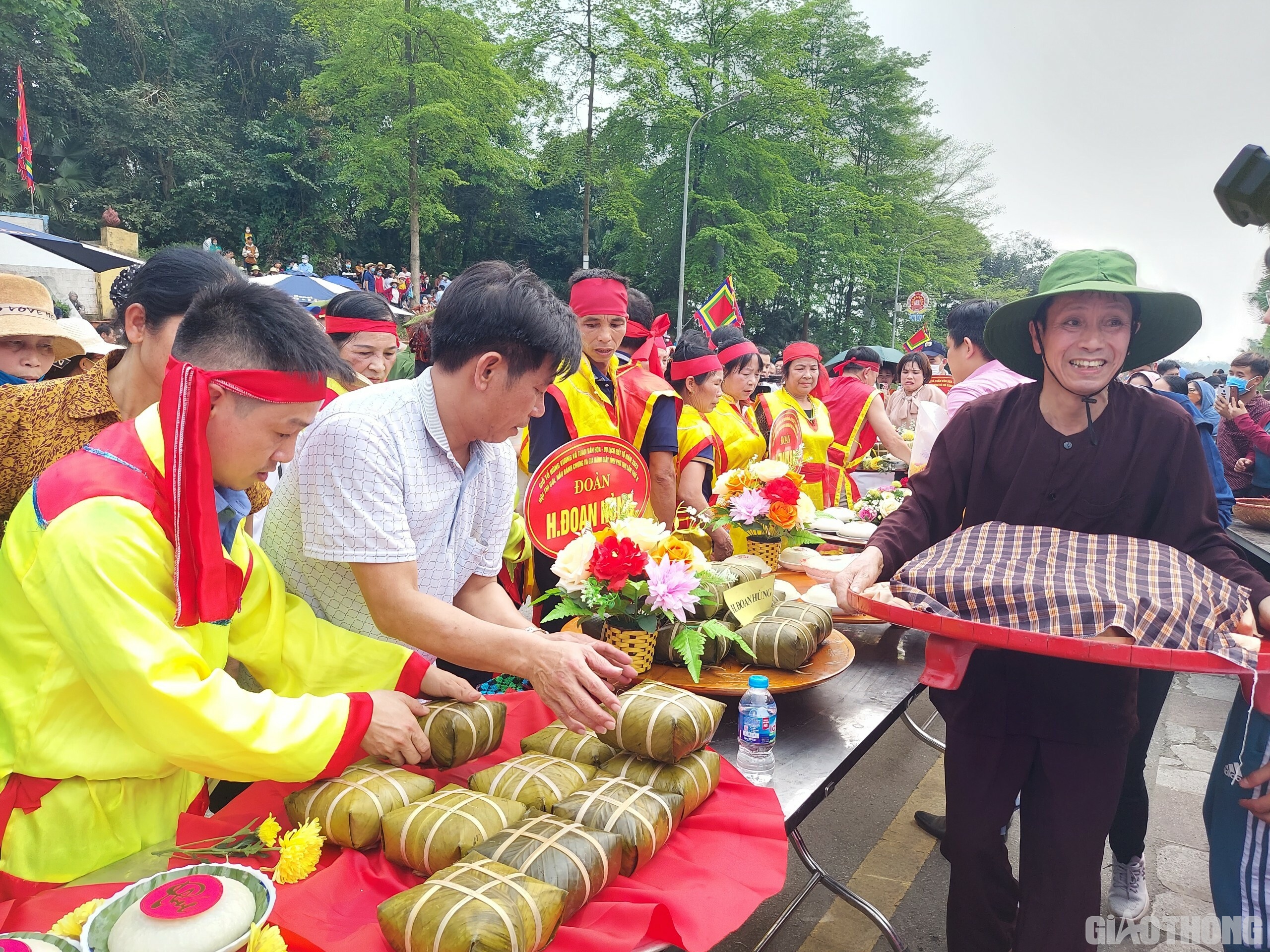 B&aacute;nh luộc ch&iacute;n vớt ra c&oacute; h&igrave;nh thức đẹp, kh&ocirc;ng r&aacute;ch l&aacute;, kh&ocirc;ng m&eacute;o vỡ, b&aacute;nh ch&iacute;n rền, b&oacute;c ra c&oacute; m&agrave;u xanh, nh&acirc;n b&aacute;nh ch&iacute;nh giữa, thơm ngon, m&ugrave;i vị hấp dẫn. B&aacute;nh chưng vu&ocirc;ng, cao th&agrave;nh, lạt buộc 4 d&acirc;y, đều, đẹp
