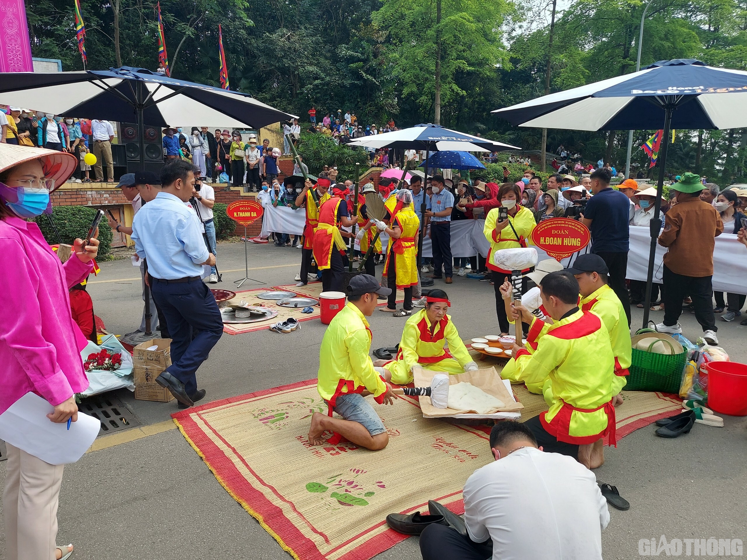 Buổi chiều, c&aacute;c đội tham gia thi gi&atilde; b&aacute;nh giầy. Mỗi đội dự thi kh&ocirc;ng qu&aacute; 5 người bao gồm người gi&atilde; b&aacute;nh, thổi x&ocirc;i, bắt b&aacute;nh. C&aacute;c đội phải sử dụng trang phục lễ hội truyền thống của địa phương khi tham gia. Thời gian thổi x&ocirc;i kh&ocirc;ng qu&aacute; 30 ph&uacute;t; gi&atilde; b&aacute;nh, bắt b&aacute;nh kh&ocirc;ng qu&aacute; 15 ph&uacute;t