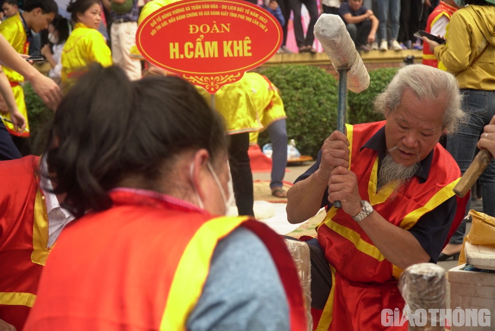 Cụ &ocirc;ng Nguyễn C&ocirc;ng Khanh (gần 70 tuổi, đo&agrave;n dự thi huyện Cẩm Kh&ecirc;) chia sẻ: "T&ocirc;i đ&atilde; c&oacute; tuổi, nhưng vẫn tham gia hội thi, ở nh&agrave; t&ocirc;i cũng c&oacute; l&agrave;m b&aacute;nh giầy. B&aacute;nh giầy l&agrave;m từ gạo l&agrave; hạt ngọc trời, m&igrave;nh l&agrave;m để d&acirc;ng vua, nhớ c&ocirc;ng lao dựng nước của c&aacute;c vua H&ugrave;ng, đồng thời cảm ơn trời, đất đ&atilde; sinh ra hạt ngọc qu&yacute; nu&ocirc;i sống ch&uacute;ng ta"