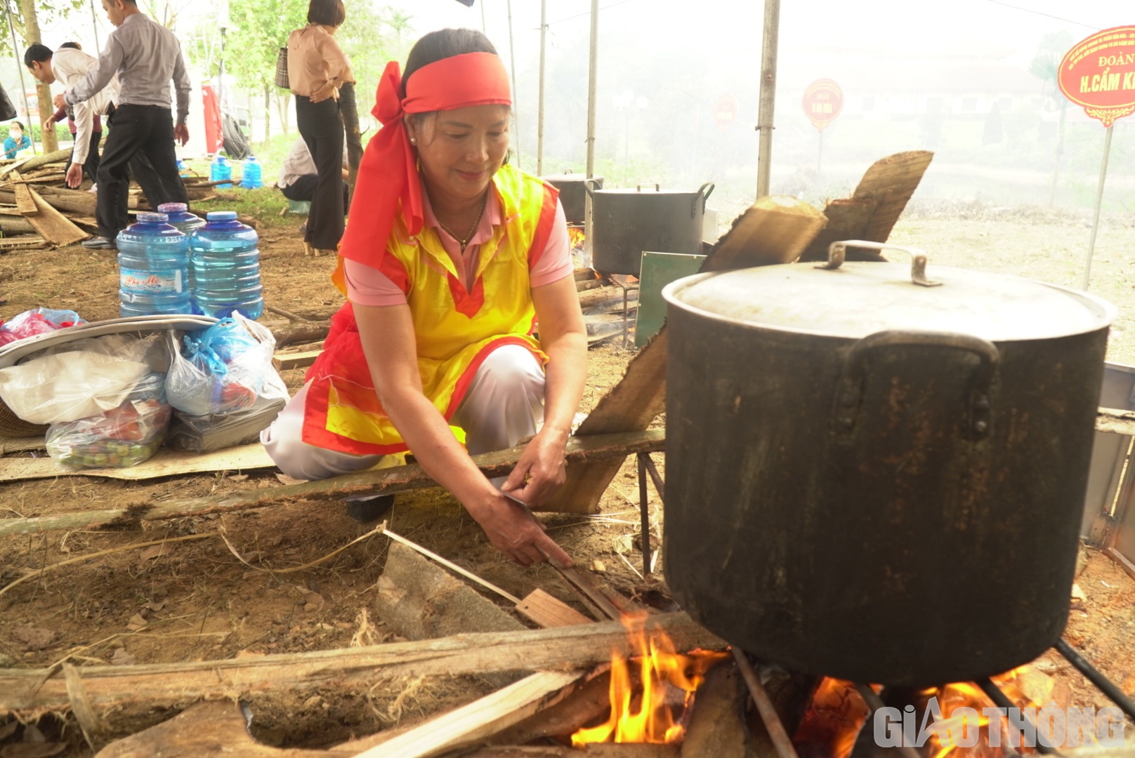 Sau khi g&oacute;i xong, c&aacute;c đội sẽ đưa b&aacute;nh chưng đi luộc, thời gian luộc kh&ocirc;ng qu&aacute; 5 tiếng. C&ocirc; Trần Thị Vui (63 tuổi, đo&agrave;n dự thi huyện Thanh Ba) chia sẻ: "T&ocirc;i đ&atilde; tham gia cuộc thi 10 năm rồi, cuộc thi lan tỏa rất nhiều &yacute; nghĩa, mang đậm n&eacute;t bản sắc văn h&oacute;a Ph&uacute; Thọ"