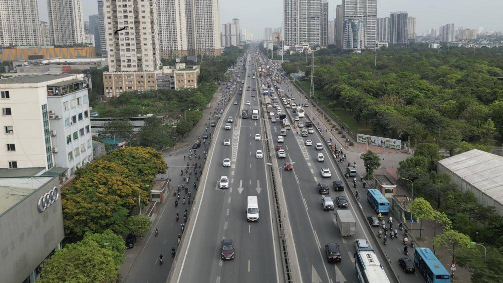 Chiều nay (28/4), để đảm bảo ATGT, chống &ugrave;n tắc trong kỳ nghỉ lễ 30/4-1/5, Cục CSGT phối hợp với Ph&ograve;ng CSGT C&ocirc;ng an TP H&agrave; Nội d&ugrave;ng flycam để x&aacute;c định vị tr&iacute; &ugrave;n tắc hoặc xảy ra sự cố giao th&ocirc;ng tr&ecirc;n tuyến V&agrave;nh đai 3 v&agrave; cửa ng&otilde; ph&iacute;a nam Thủ đ&ocirc; H&agrave; Nội.