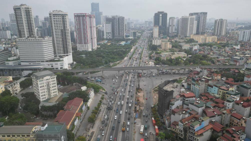 Qua m&agrave;n h&igrave;nh flycam, lực lượng CSGT của Cục CSGT v&agrave; C&ocirc;ng an TP H&agrave; Nội kịp thời điều hướng được c&aacute;c luồng phương tiện từ xa, tr&aacute;nh xảy ra &ugrave;n tắc cục bộ, đồng thời cũng gi&aacute;m s&aacute;t chặt chẽ hoạt động của lực lượng l&agrave;m nhiệm vụ ngo&agrave;i đường.