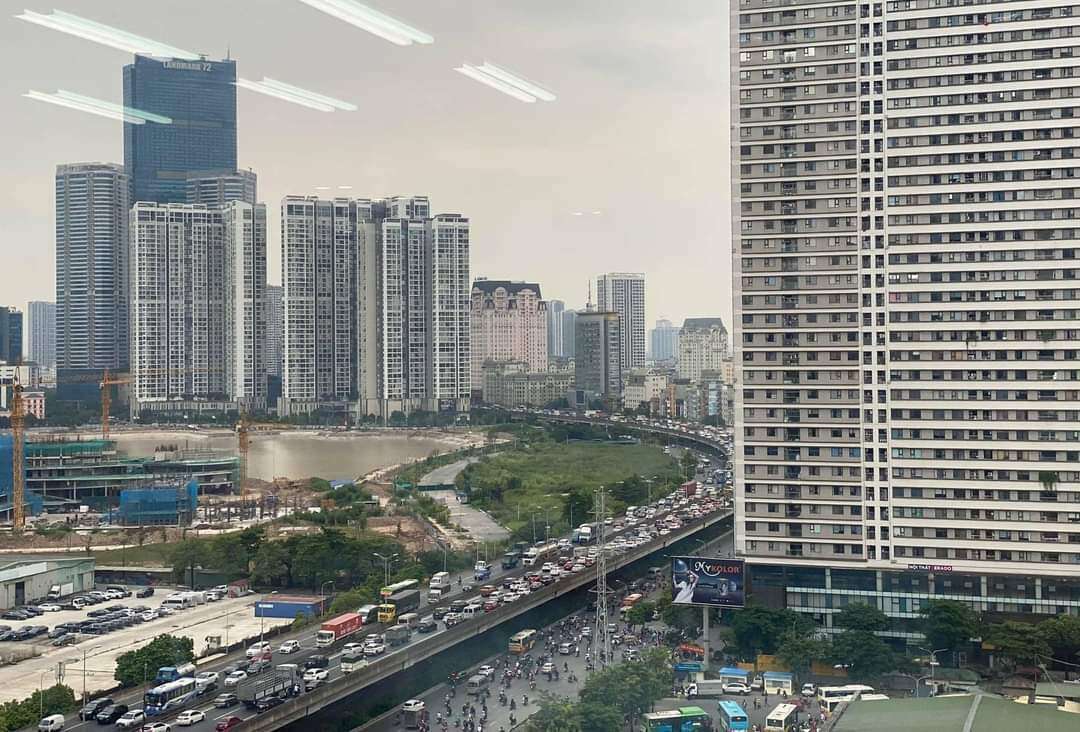 Ghi nhận thực tế cho thấy, chiều nay tr&ecirc;n đường V&agrave;nh đai 3 H&agrave; Nội một số điểm đ&atilde; xuất hiện &ugrave;n tắc cục bộ.