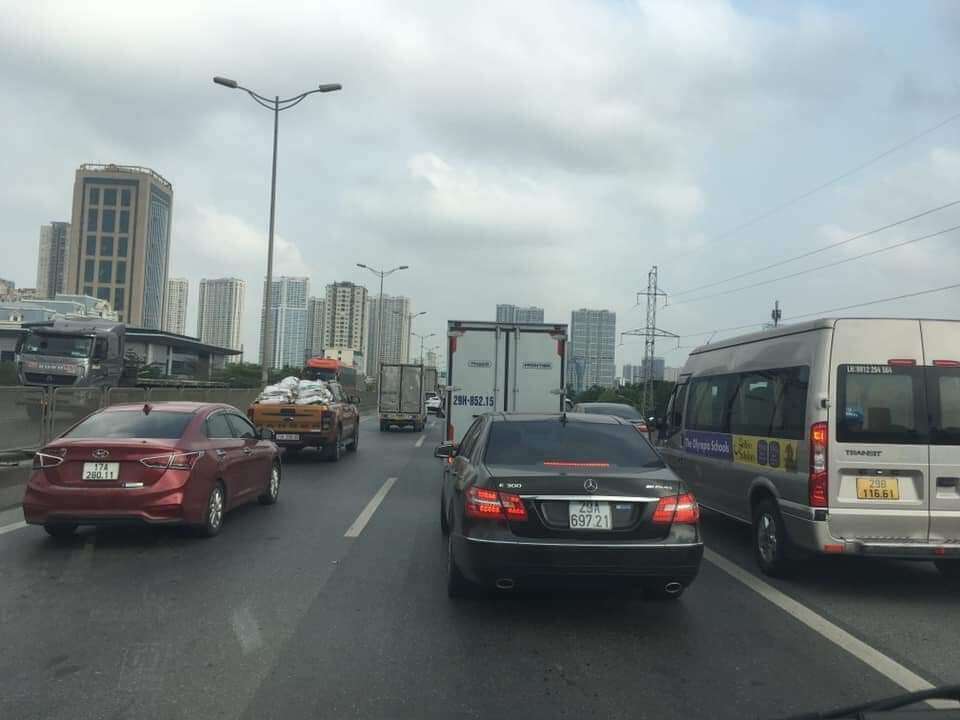 Nguy&ecirc;n nh&acirc;n l&agrave; do lượng phương tiện từ nội đ&ocirc; đổ về cửa ng&otilde; ph&iacute;a Nam của th&agrave;nh phố tăng l&ecirc;n đột biến.