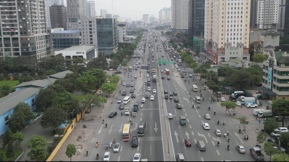 Khoảng 16h30, Đội CSGT số 6 (C&ocirc;ng an TP H&agrave; Nội) sử dụng flycam đ&atilde; ph&aacute;t hiện tr&ecirc;n đường V&agrave;nh đai 3 đoạn qua Cầu Giấy - Nam Từ Li&ecirc;m xuất hiện &ugrave;n tắc.