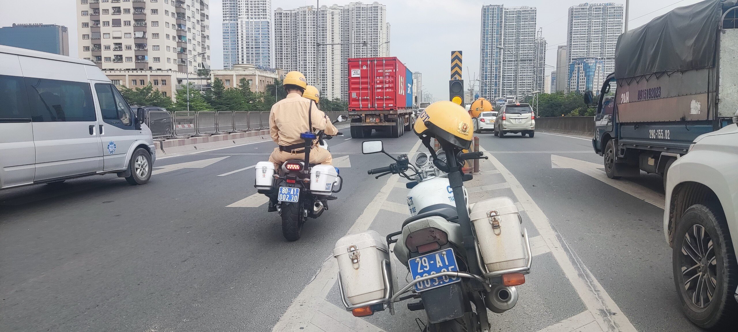 Từ đ&oacute;, Đội CSGT số 6 cử 1 tổ c&ocirc;ng t&aacute;c đi xe m&ocirc; t&ocirc; chuy&ecirc;n dụng đến điểm &ugrave;n tắc để ph&acirc;n l&agrave;n, hướng dẫn người d&acirc;n nhằm giảm &ugrave;n tắc.