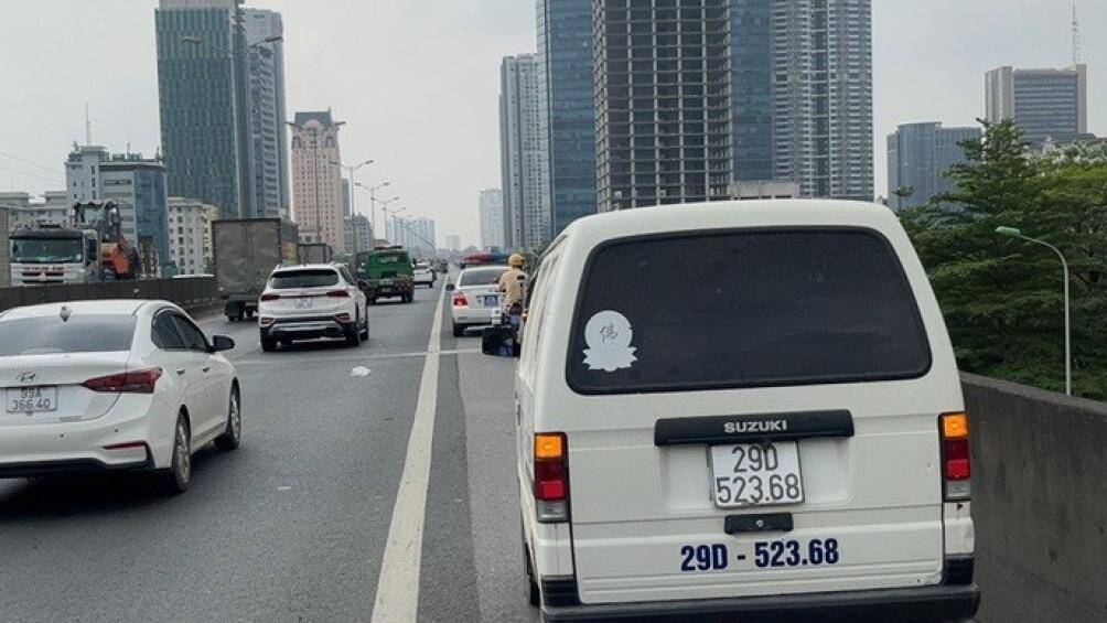 Lực lượng chức năng c&ograve;n ph&aacute;t hiện một chiếc xe b&aacute;n tải gặp sự cố n&ecirc;n đ&atilde; gi&uacute;p đỡ l&aacute;i xe đ&aacute;nh xe v&agrave;o l&agrave;n dừng khẩn cấp để tạo sự th&ocirc;ng tho&aacute;ng cho c&aacute;c xe ph&iacute;a sau.