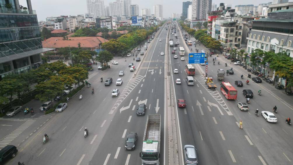 Thiếu t&aacute; Trần Quang Chinh, Ph&oacute; đội trưởng Đội CSGT số 6 (C&ocirc;ng an TP H&agrave; Nội) cho biết, trong ng&agrave;y đầu sử dụng flycam qu&eacute;t to&agrave;n bộ t&igrave;nh h&igrave;nh giao th&ocirc;ng ở c&aacute;c cửa ng&otilde; Thủ đ&ocirc; đ&atilde; ph&aacute;t huy được t&aacute;c dụng.