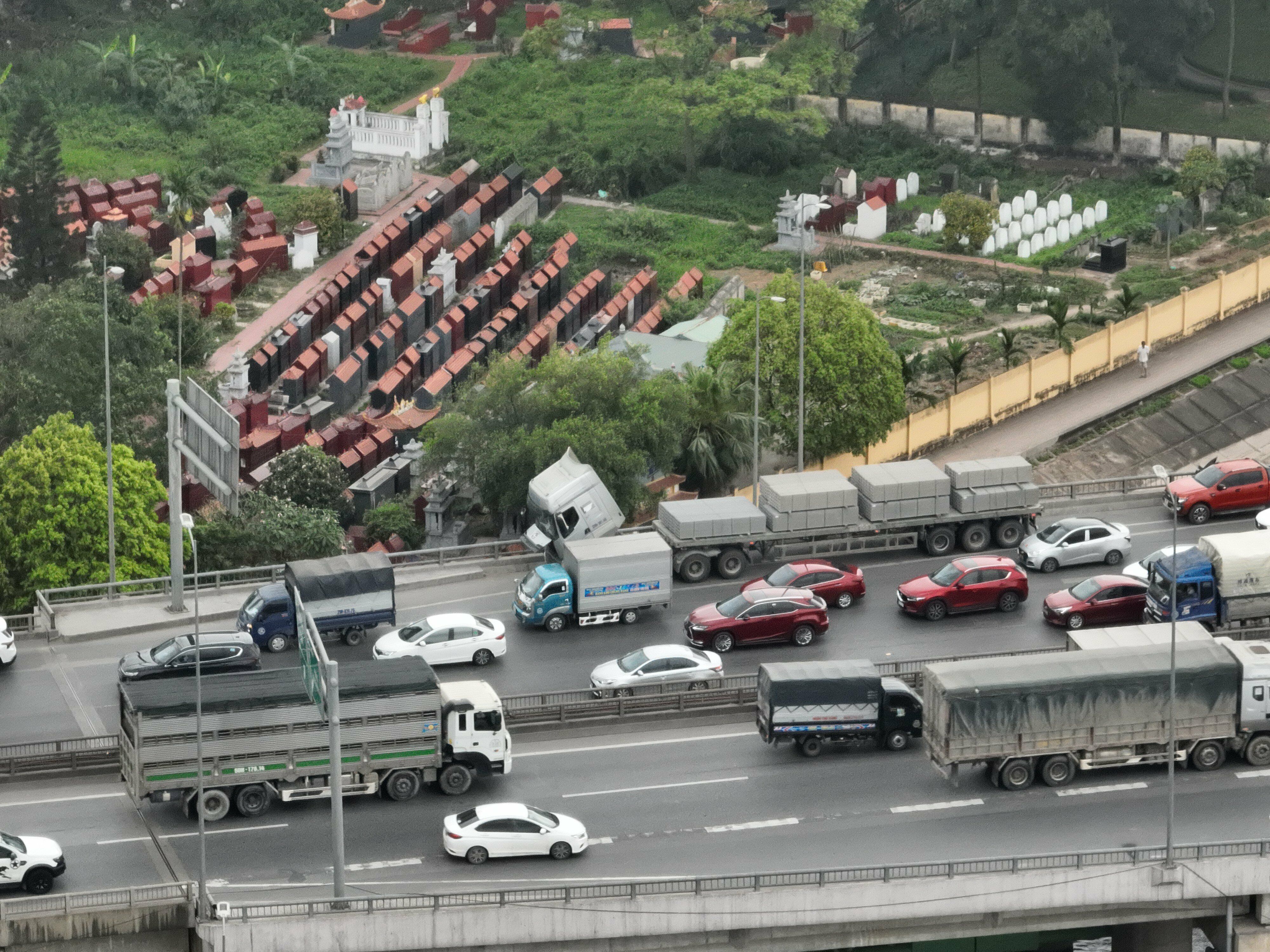 &ldquo;Flycam bay được l&ecirc;n cao, v&igrave; vậy c&oacute; được c&aacute;i nh&igrave;n bao qu&aacute;t giao th&ocirc;ng tốt. Khi thấy xuất hiện điểm &ugrave;n tắc ở vị tr&iacute; n&agrave;o đ&oacute; th&igrave; ch&uacute;ng t&ocirc;i ngay lập tức cử tổ c&ocirc;ng t&aacute;c đến l&agrave;m nhiệm vụ điều tiết giao th&ocirc;ng để tr&aacute;nh &ugrave;n tắc", &ocirc;ng Chinh n&oacute;i.