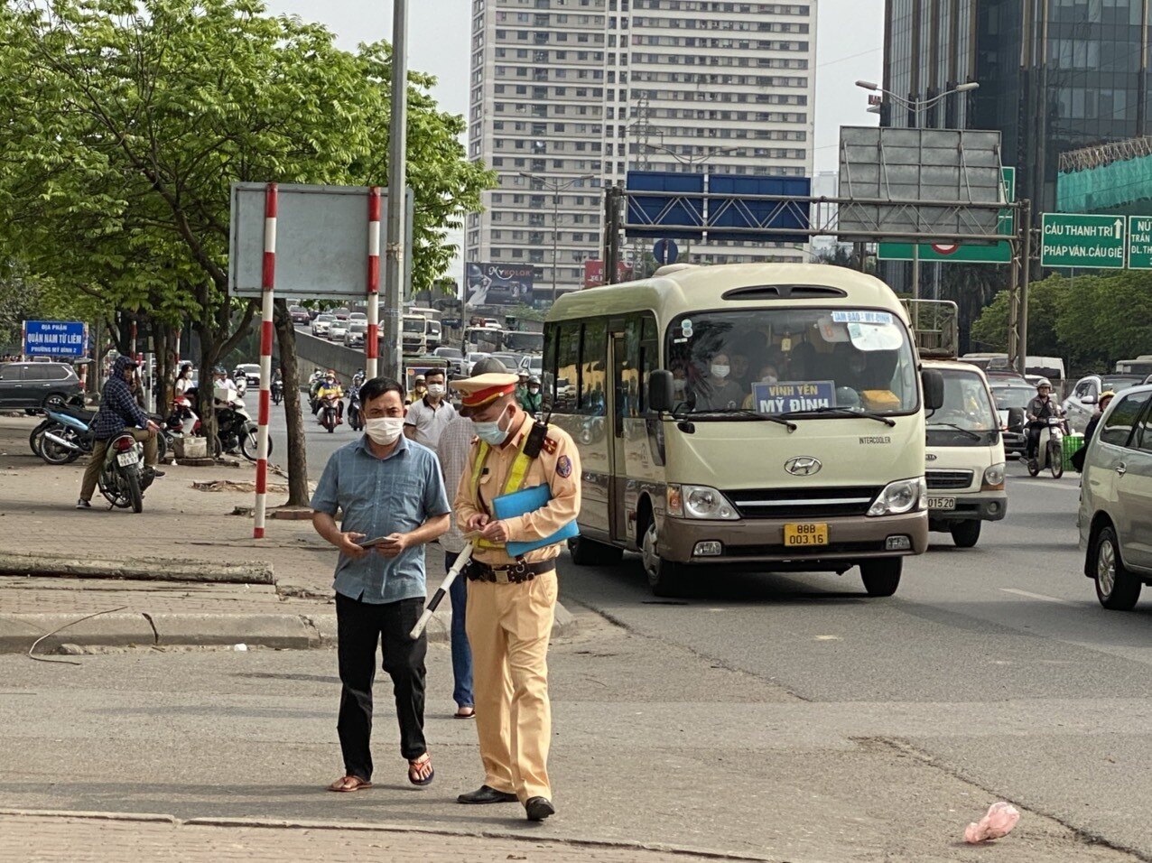 C&ugrave;ng với việc sử dụng flycam, Đội CSGT số 6 cũng cử Tổ c&ocirc;ng t&aacute;c tuần tra kiểm so&aacute;t tr&ecirc;n đường Phạm H&ugrave;ng, Phạm Văn Đồng để xử l&yacute; những trường hợp bắt kh&aacute;ch dọc đường v&agrave; chở qu&aacute; số người quy định.