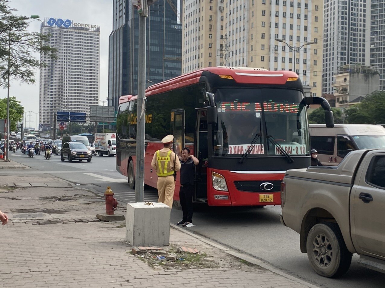 "Ch&uacute;ng t&ocirc;i đ&atilde; cử Tổ c&ocirc;ng t&aacute;c đi tuần tra, kiểm so&aacute;t ở những tuyến đường xung quanh bến xe Mỹ Đ&igrave;nh như Phạm Văn Đồng, Phạm H&ugrave;ng để xử l&yacute; những trường hợp xe kh&aacute;ch cố t&igrave;nh bắt kh&aacute;ch dọc đường, chở số người quy định. Điều n&agrave;y nhằm đảm bảo cho b&agrave; con nh&acirc;n d&acirc;n c&oacute; một kỳ nghỉ lễ 30/4-1/5 an to&agrave;n nhất", &ocirc;ng Chinh n&oacute;i.
