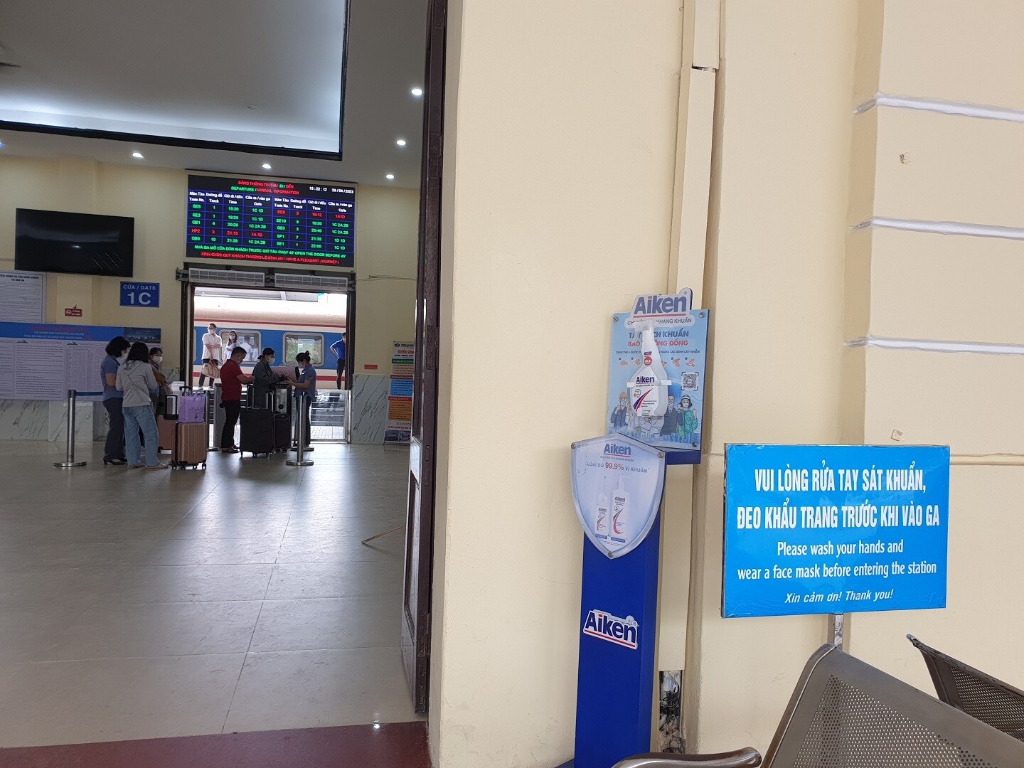 Đường sắt bố tr&iacute; dung dịch rửa tay s&aacute;t khuẩn trước khi v&agrave;o ga H&agrave; Nội để ph&ograve;ng dịch