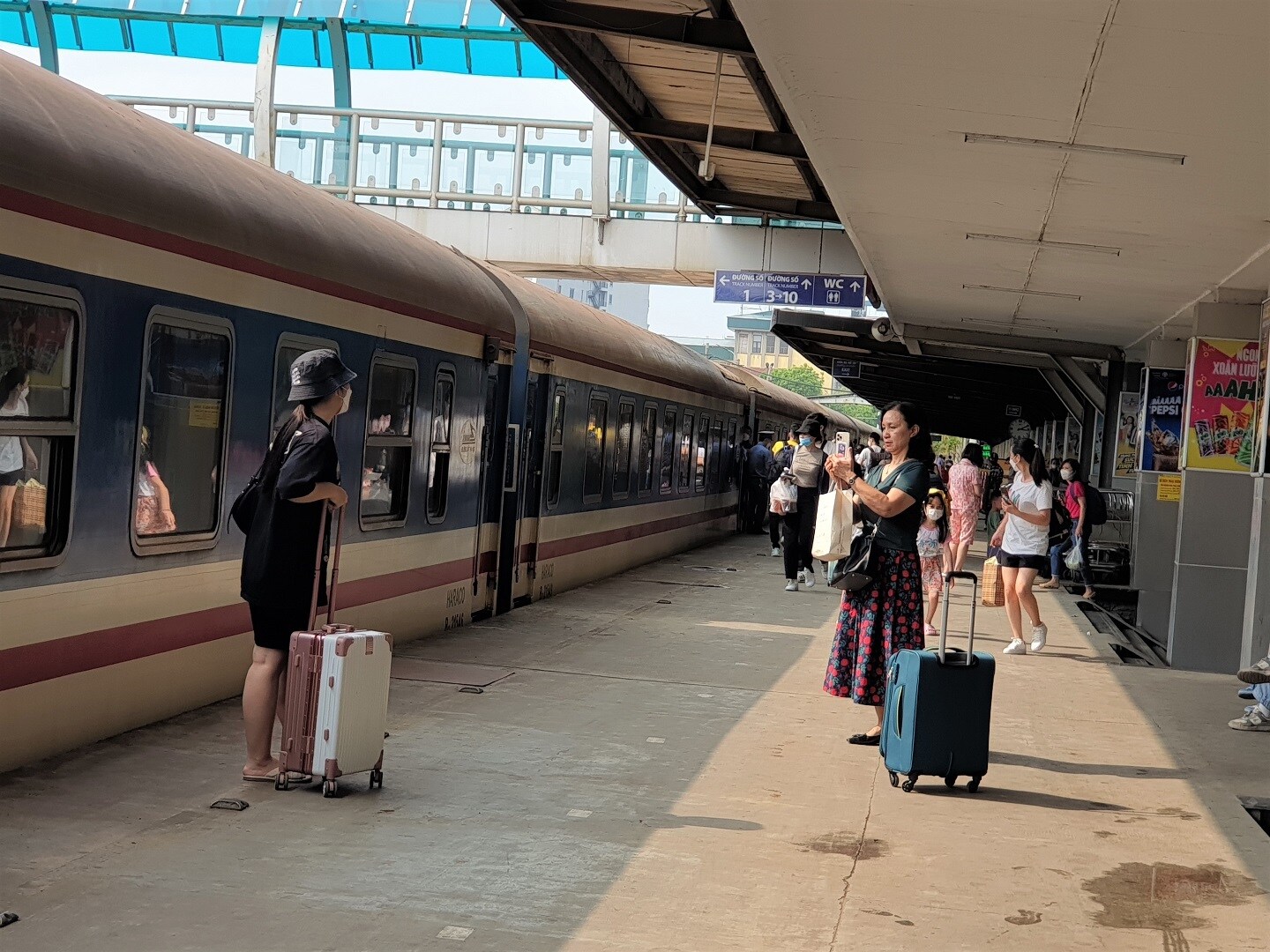 Nhiều h&agrave;nh kh&aacute;ch đến sớm n&ecirc;n chưa vội l&ecirc;n t&agrave;u, th&iacute;ch th&uacute; chụp ảnh "check in"