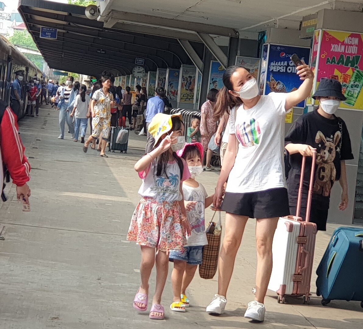 C&aacute;c em b&eacute; theo mẹ đi t&agrave;u cũng th&iacute;ch th&uacute; chụp ảnh "selfie"