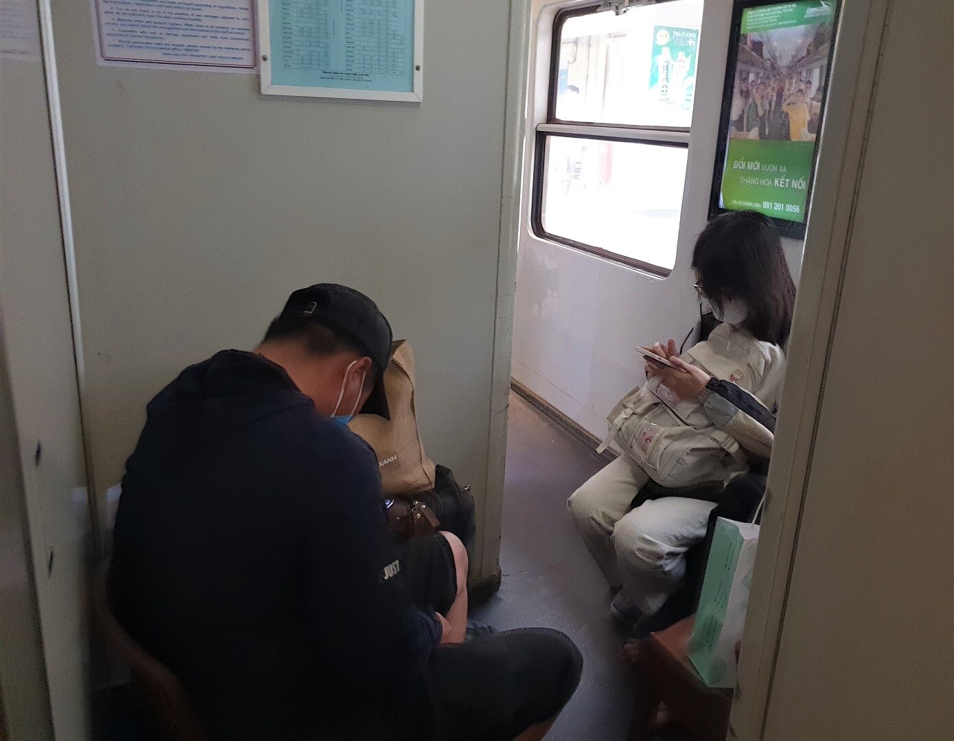 Nhiều h&agrave;nh kh&aacute;ch kh&ocirc;ng mua được v&eacute; chỗ ch&iacute;nh thức, chấp nhận mua v&eacute; ghế phụ, ngồi khu vực đầu toa xe