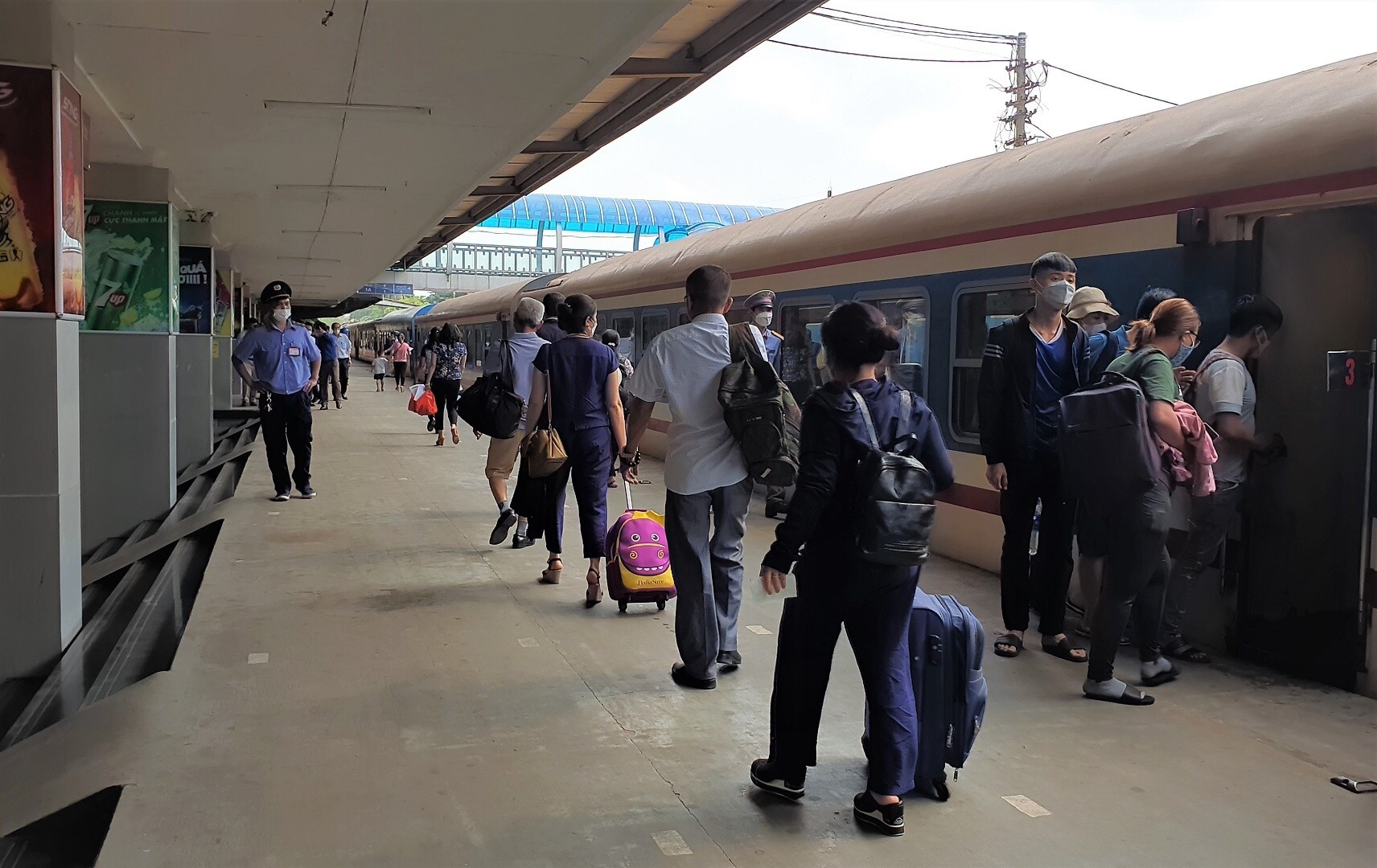 Chuyến t&agrave;u SE5 xuất ph&aacute;t l&uacute;c 15h30 tuy đ&ocirc;ng kh&aacute;ch nhưng ke ga th&ocirc;ng tho&aacute;ng. Thường xuy&ecirc;n c&oacute; lực lượng đảm bảo an ninh, trật tự tr&ecirc;n ke ga