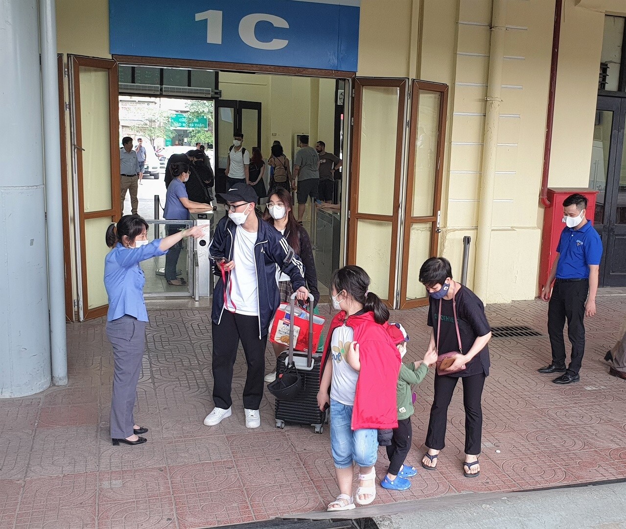 Đường sắt bố tr&iacute; nh&acirc;n vi&ecirc;n, đo&agrave;n vi&ecirc;n thanh ni&ecirc;n tại cửa ra ga để chỉ dẫn, hỗ trợ h&agrave;nh kh&aacute;ch