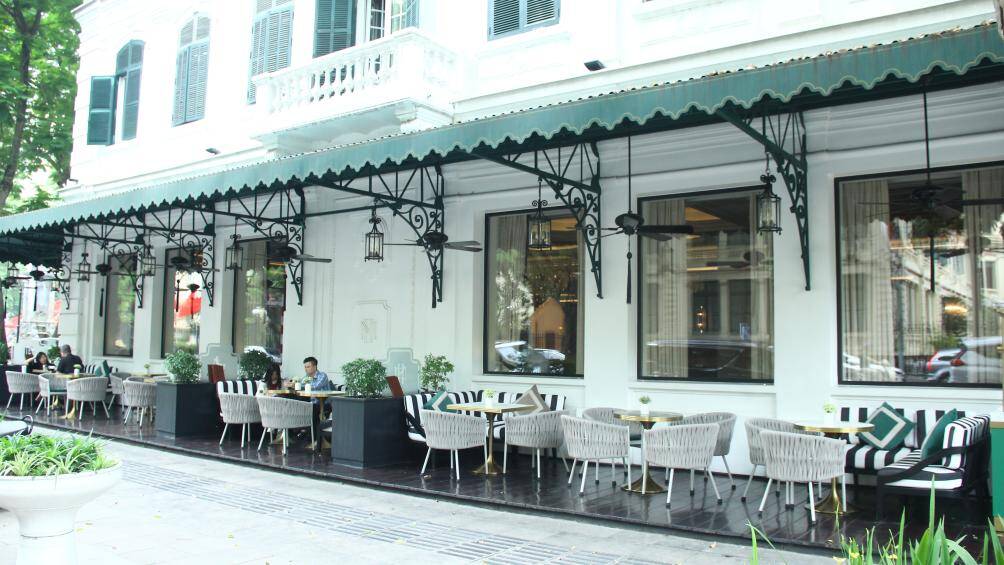 Tới nay, quận Ho&agrave;n Kiếm vẫn l&agrave; địa phương duy nhất được UBND TP H&agrave; Nội chấp thuận cho th&iacute; điểm sử dụng một số đoạn vỉa h&egrave; để cho thu&ecirc;. Đ&acirc;y đều l&agrave; những vỉa h&egrave; c&oacute; chiều rộng tr&ecirc;n 5 m&eacute;t, sau khi chừa lại 1,5 m&eacute;t cho người đi bộ, sẽ được th&iacute; điểm để cho thu&ecirc; với gi&aacute; 45.000 đồng/m2/th&aacute;ng.