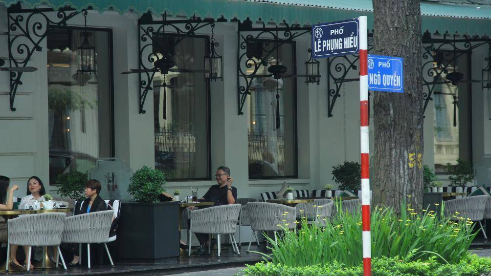Theo ghi nhận của PV B&aacute;o Giao th&ocirc;ng, vỉa h&egrave; tại số 15 Ng&ocirc; Quyền, nằm s&aacute;t với kh&aacute;ch sạn M&eacute;tropole H&agrave; Nội được sử dụng v&agrave;o mục đ&iacute;ch kinh doanh cafe, ăn uống.