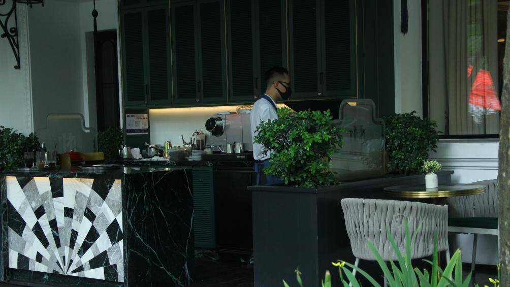 Khu vực pha chế cũng được đặt ngay ở b&ecirc;n ngo&agrave;i, cạnh khu vực b&agrave;y b&agrave;n ghế cho du kh&aacute;ch ngồi.