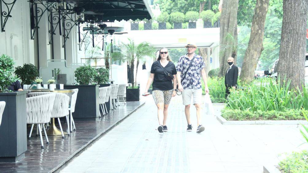 Đoạn vỉa h&egrave; n&agrave;y được kh&aacute;ch sạn b&agrave;y ghế rộng khoảng 2m, d&agrave;i 50m. Do vỉa h&egrave; rộng n&ecirc;n diện t&iacute;ch d&agrave;nh cho người đi bộ vẫn rất thoải m&aacute;i.