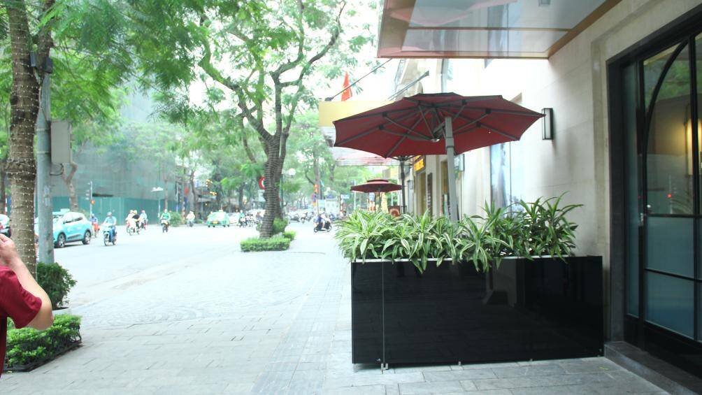 C&aacute;c đoạn vỉa h&egrave; cho thu&ecirc; đều nằm ở vị tr&iacute; đắc địa, s&aacute;t khu&ocirc;n vi&ecirc;n nh&agrave; h&agrave;ng, kh&aacute;ch sạn lớn, được cấp ph&eacute;p 6 th&aacute;ng/lần.