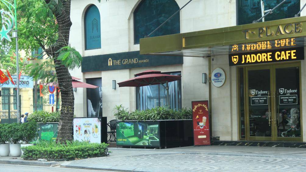 Tại vỉa h&egrave; số 30A L&yacute; Thường Kiệt, khu vực ngồi uống cafe, ăn uống được l&agrave;m v&aacute;ch ngăn với những người đi bộ bằng những tấm bảng v&agrave; bồn trồng c&acirc;y.