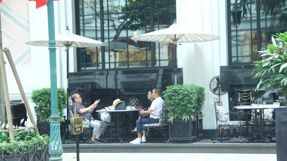 Du kh&aacute;ch thưởng thức cafe, ăn uống c&oacute; thể cảm nhận được kh&ocirc;ng kh&iacute; tấp nập của phố phường H&agrave; Nội.