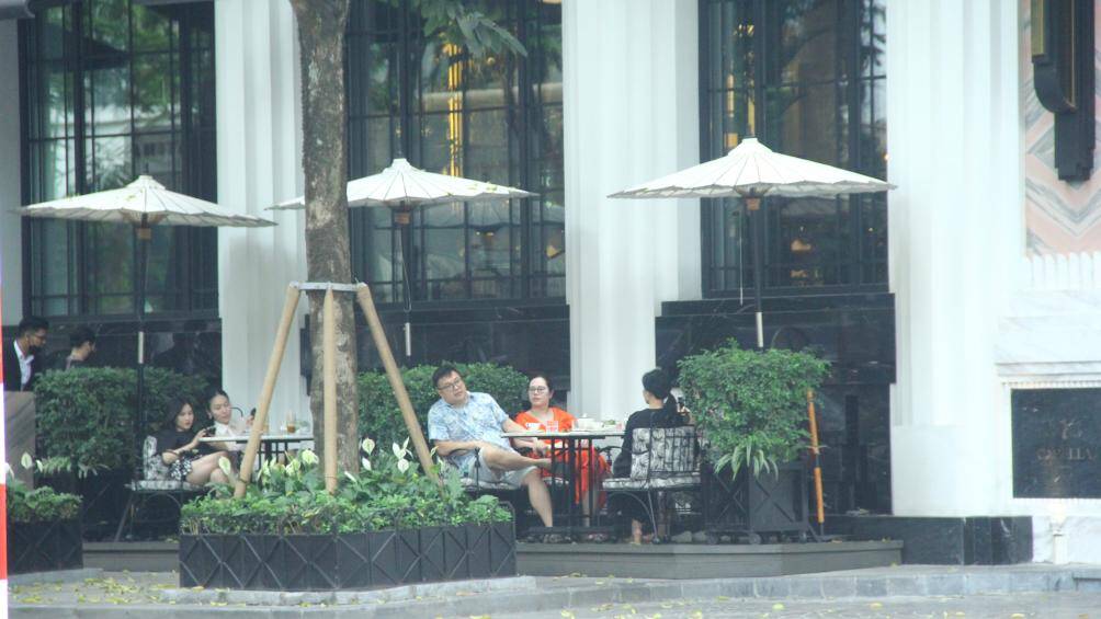 Ghi nhận của PV, đa số kh&aacute;ch h&agrave;ng tại những địa điểm kinh doanh tr&ecirc;n vỉa h&egrave; đều l&agrave; du kh&aacute;ch nước ngo&agrave;i.