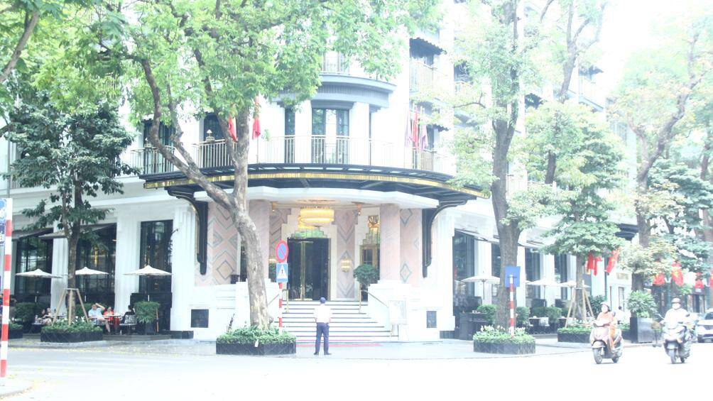 Tại số 11 L&ecirc; Phụng Hiểu, những b&agrave;n ghế phục vụ việc kinh doanh cafe, ăn uống được xếp xung quanh vỉa h&egrave; của kh&aacute;ch sạn.