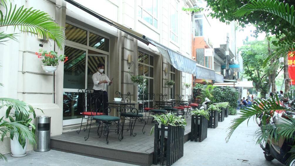 H&agrave;ng chục năm qua, H&agrave; Nội đ&atilde; nhiều ph&aacute;t động chiến dịch gi&agrave;nh lại vỉa h&egrave;, nhưng chưa lần n&agrave;o th&agrave;nh c&ocirc;ng. Nhiều chuy&ecirc;n gia cho rằng, c&oacute; thể nghi&ecirc;n cứu, xem x&eacute;t mở rộng việc th&iacute; điểm cho thu&ecirc; vỉa h&egrave; để vừa đ&aacute;p ứng được nhu cầu của người d&acirc;n, vừa tăng nguồn thu cho ng&acirc;n s&aacute;ch.