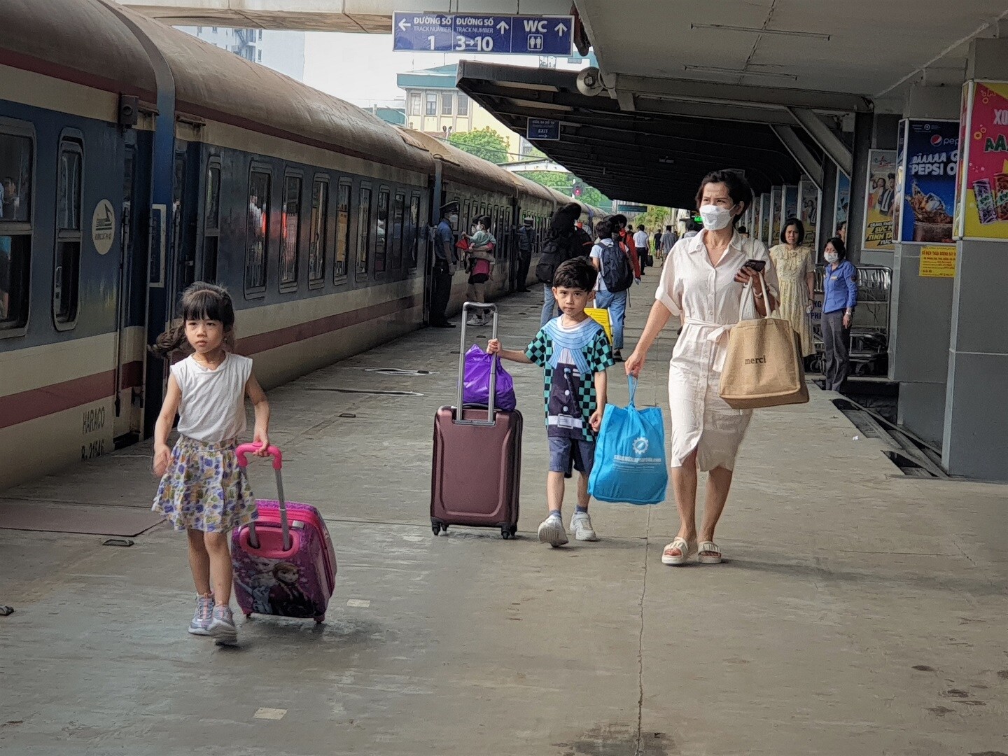 H&agrave;nh kh&aacute;ch nh&iacute; h&aacute;o hức được đi chơi c&ugrave;ng gia đ&igrave;nh