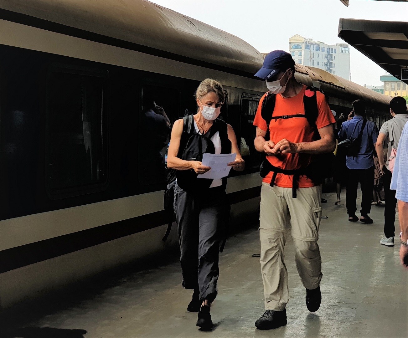 Đ&ocirc;ng kh&aacute;ch nước ngo&agrave;i đi du lịch bằng t&agrave;u hỏa trong dịp n&agrave;y