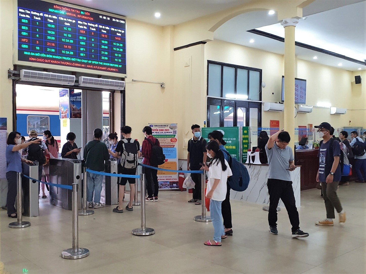 Ghi nhận của PV B&aacute;o Giao th&ocirc;ng tại ga H&agrave; Nội chiều nay (28/4), người d&acirc;n bắt đầu đổ về ga đi t&agrave;u về c&aacute;c tỉnh thăm th&acirc;n, du lịch. Mặc d&ugrave; ng&agrave;y mai (29/4) mới bắt đầu k&igrave; nghỉ lễ Giỗ tổ H&ugrave;ng Vương, 30/4 v&agrave; 1/5, nhưng từ chiều nay c&aacute;c chuyến t&agrave;u đ&atilde; đ&ocirc;ng k&iacute;n kh&aacute;ch. (Ảnh: H&agrave;nh kh&aacute;ch xếp h&agrave;ng chờ v&agrave;o ga)