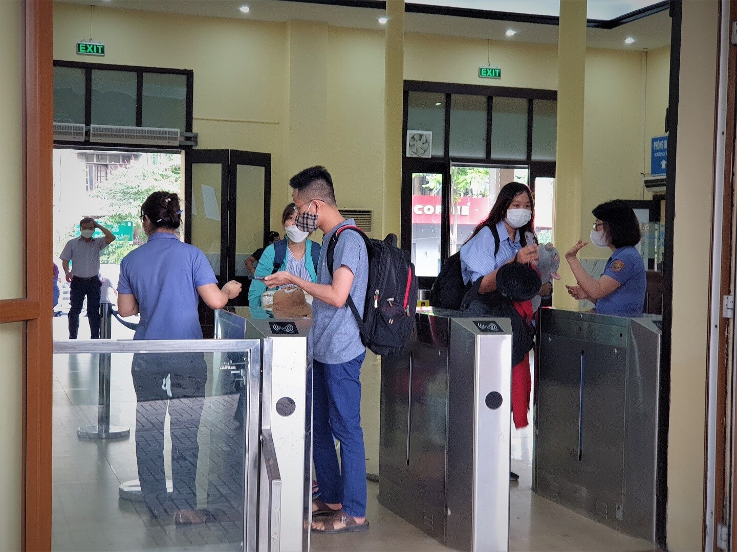 Tổng c&ocirc;ng ty Đường sắt VN cho biết, để phục vụ h&agrave;nh kh&aacute;ch đi lại bằng t&agrave;u hỏa tăng cao dịp n&agrave;y, ngo&agrave;i duy tr&igrave; chạy h&agrave;ng ng&agrave;y c&aacute;c đ&ocirc;i t&agrave;u kh&aacute;ch tr&ecirc;n c&aacute;c tuyến, đường sắt tổ chức chạy tăng cường 52 đo&agrave;n t&agrave;u. Ri&ecirc;ng ng&agrave;y h&ocirc;m nay c&oacute; 16 chuyến t&agrave;u xuất ph&aacute;t ga H&agrave; Nội đi c&aacute;c tỉnh tuyến ph&iacute;a Nam, ngo&agrave;i ra c&ograve;n c&oacute; c&aacute;c t&agrave;u H&agrave; Nội - Hải Ph&ograve;ng, H&agrave; Nội - L&agrave;o Cai. Tuy nhi&ecirc;n, c&aacute;c chuyến t&agrave;u chủ yếu chạy v&agrave;o tối nay, với 15 chuyến t&agrave;u. (Ảnh: Mặc d&ugrave; đ&ocirc;ng kh&aacute;ch nhưng do nh&agrave; ga mở cửa sớm đ&oacute;n kh&aacute;ch n&ecirc;n kh&ocirc;ng bị &ugrave;n ứ tại cửa so&aacute;t v&eacute; trước khi v&agrave;o ga)