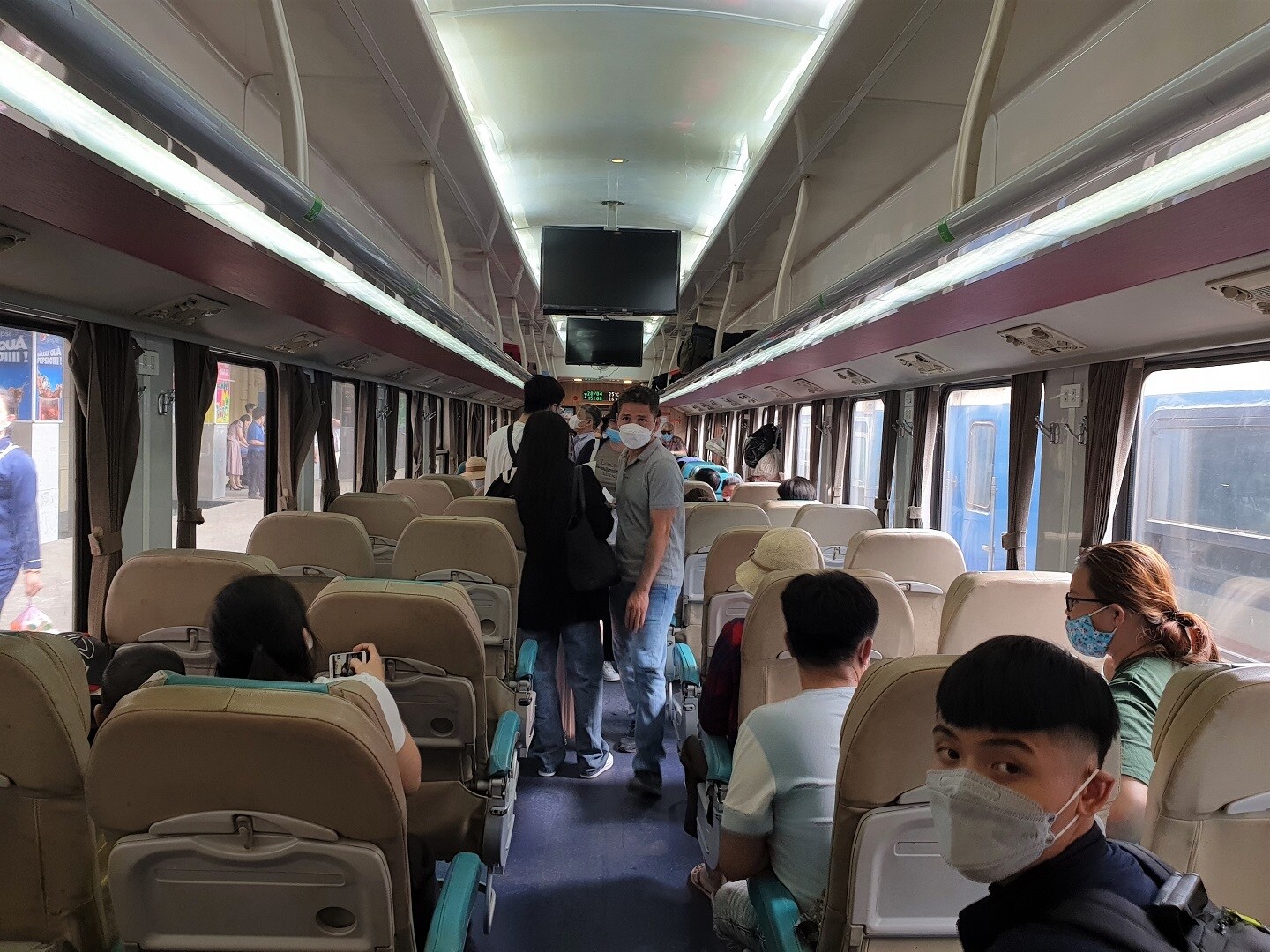 Đại diện Trạm vận tải đường sắt H&agrave; Nội cho biết, c&aacute;c chuyến t&agrave;u xuất ph&aacute;t chiều đến tối nay đi tất cả c&aacute;c điểm đến đều hết sạch v&eacute;, kể cả ghế phụ. Chuyến t&agrave;u SE5 xuất ph&aacute;t chiều nay đ&ocirc;ng k&iacute;n kh&aacute;ch với gần 500 chỗ.