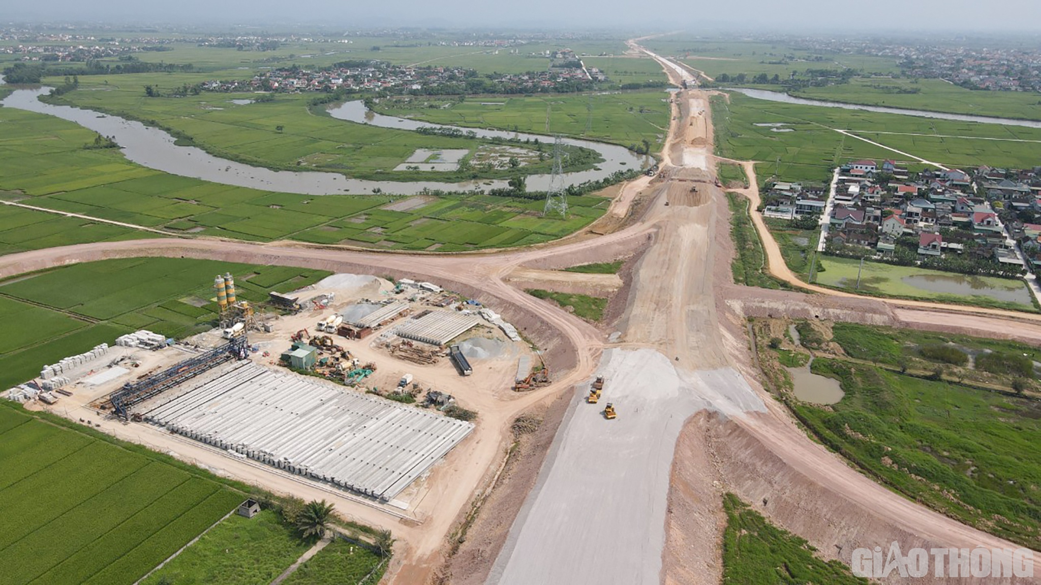 Tr&ecirc;n c&ocirc;ng trường, c&aacute;c nh&agrave; thầu đ&atilde; huy động 8 trạm trộn BTN, 12 trạm trộn CTB v&agrave; 285 thiết bị thi c&ocirc;ng ch&iacute;nh (122 lu, 85 x&uacute;c, 41 ủi, 19 san, 18 rải&hellip;)