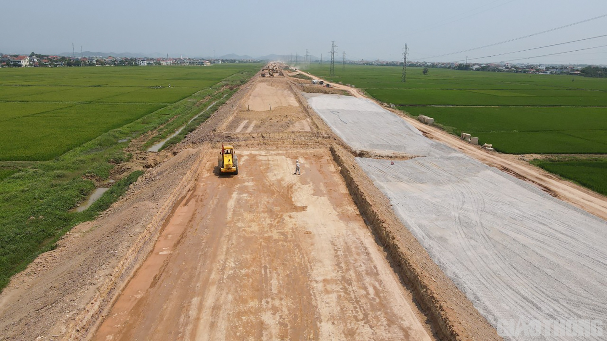 Dịp nghỉ Lễ Giỗ Tổ H&ugrave;ng Vương v&agrave; Lễ 30/4-1/5, 100% c&aacute;n bộ, kỹ sư của C&ocirc;ng ty Trường Sơn sẽ b&aacute;m c&ocirc;ng trường, thi c&ocirc;ng xuy&ecirc;n lễ. Để kịp thời động vi&ecirc;n c&ocirc;ng nh&acirc;n, người lao động, tiền c&ocirc;ng của c&ocirc;ng nh&acirc;n sẽ được tăng gấp đ&ocirc;i, tiền chế độ ăn v&agrave; sinh hoạt được tăng l&ecirc;n 500 ng&agrave;n đồng/ng&agrave;y/1 người.
