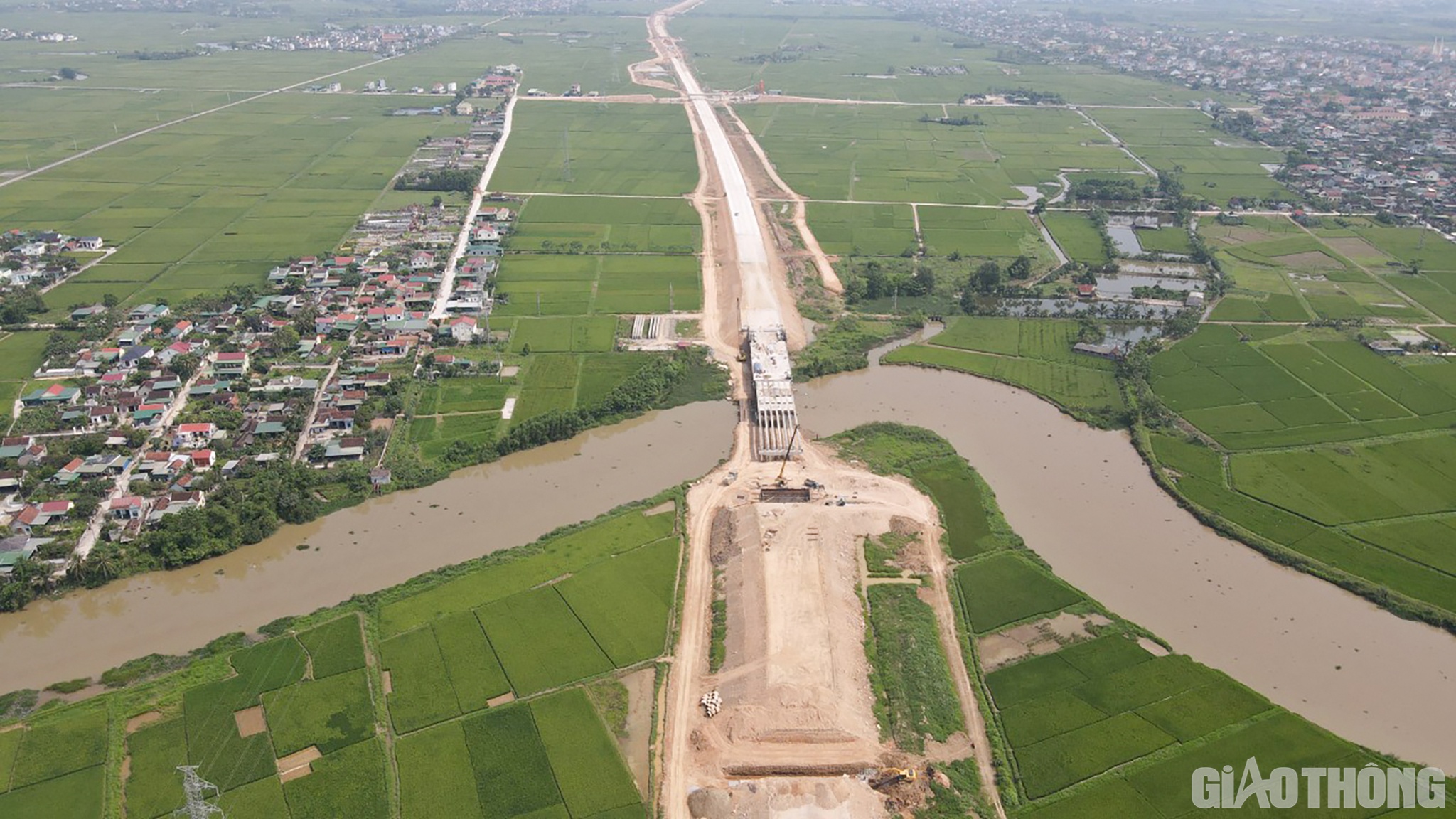 &Ocirc;ng Nguyễn Đ&igrave;nh Lưu, Tổ trưởng Tổ Chỉ đạo, Tập đo&agrave;n Cienco 4 cũng cho biết: Thực hiện chỉ đạo của Bộ GTVT, Ban QLDA 6 cũng như ngay từ đầu x&aacute;c định đ&acirc;y l&agrave; c&ocirc;ng tr&igrave;nh trọng điểm quốc gia n&ecirc;n Tập đo&agrave;n đ&atilde; tuy&ecirc;n truyền, động vi&ecirc;n c&aacute;n bộ, kỹ sư, c&ocirc;ng nh&acirc;n người lao động b&aacute;m c&ocirc;ng trường thi c&ocirc;ng, kể cả lễ Tết. Dịp Lễ Giỗ tổ H&ugrave;ng Vương v&agrave; Lễ 30/4-1/5 cũng kh&ocirc;ng ngoại lệ.
