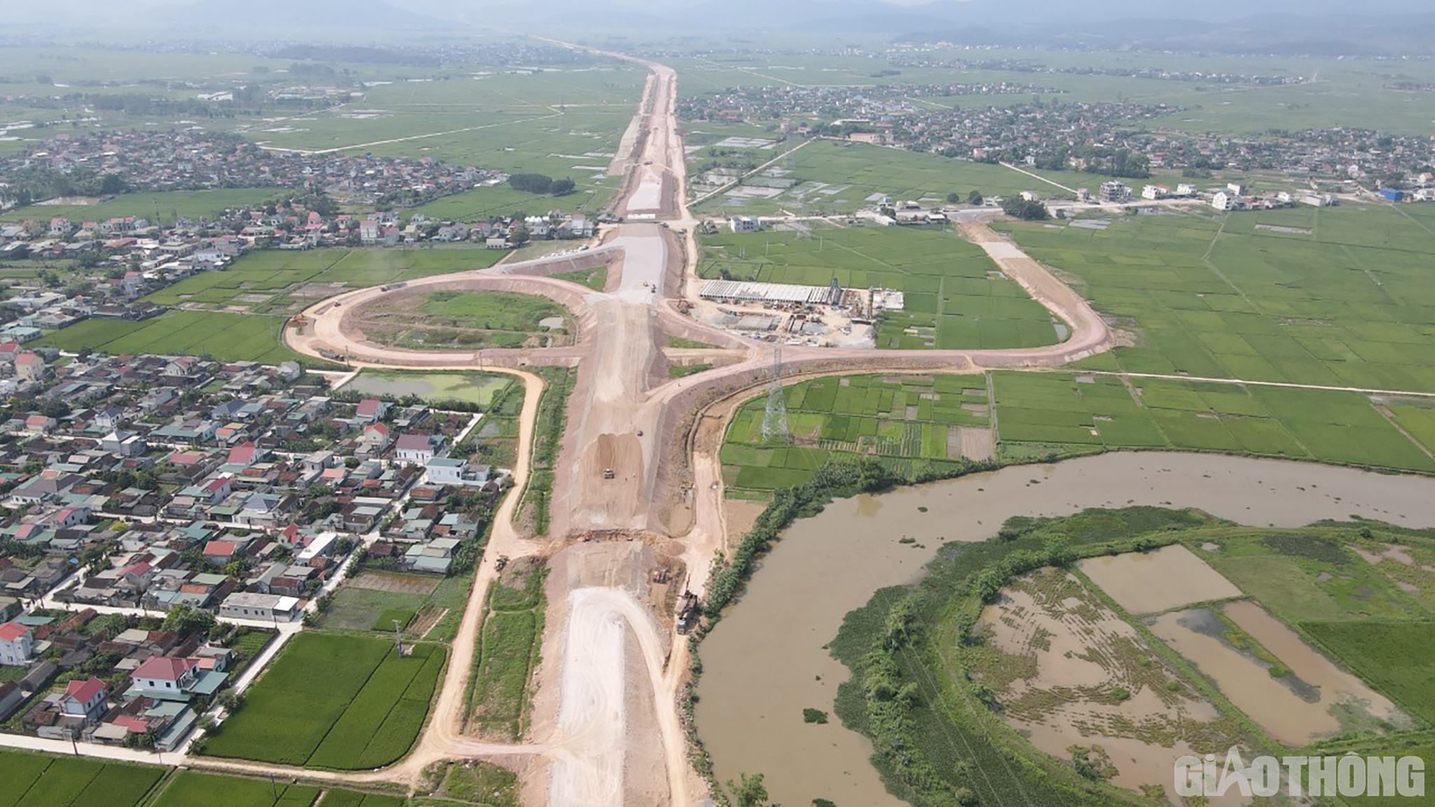 11h trưa ng&agrave;y 27/4, c&aacute;i nắng ch&oacute;i chang đầu h&egrave; ở xứ Nghệ khiến ai nấy đều ngột ngạt, kh&oacute; chịu. Ấy vậy m&agrave; tr&ecirc;n c&ocirc;ng trường thi c&ocirc;ng Dự &aacute;n Cao tốc Bắc - Nam đoạn Nghi Sơn (Thanh Ho&aacute;) - Diễn Ch&acirc;u (Nghệ An) vẫn nhộn nhịp.