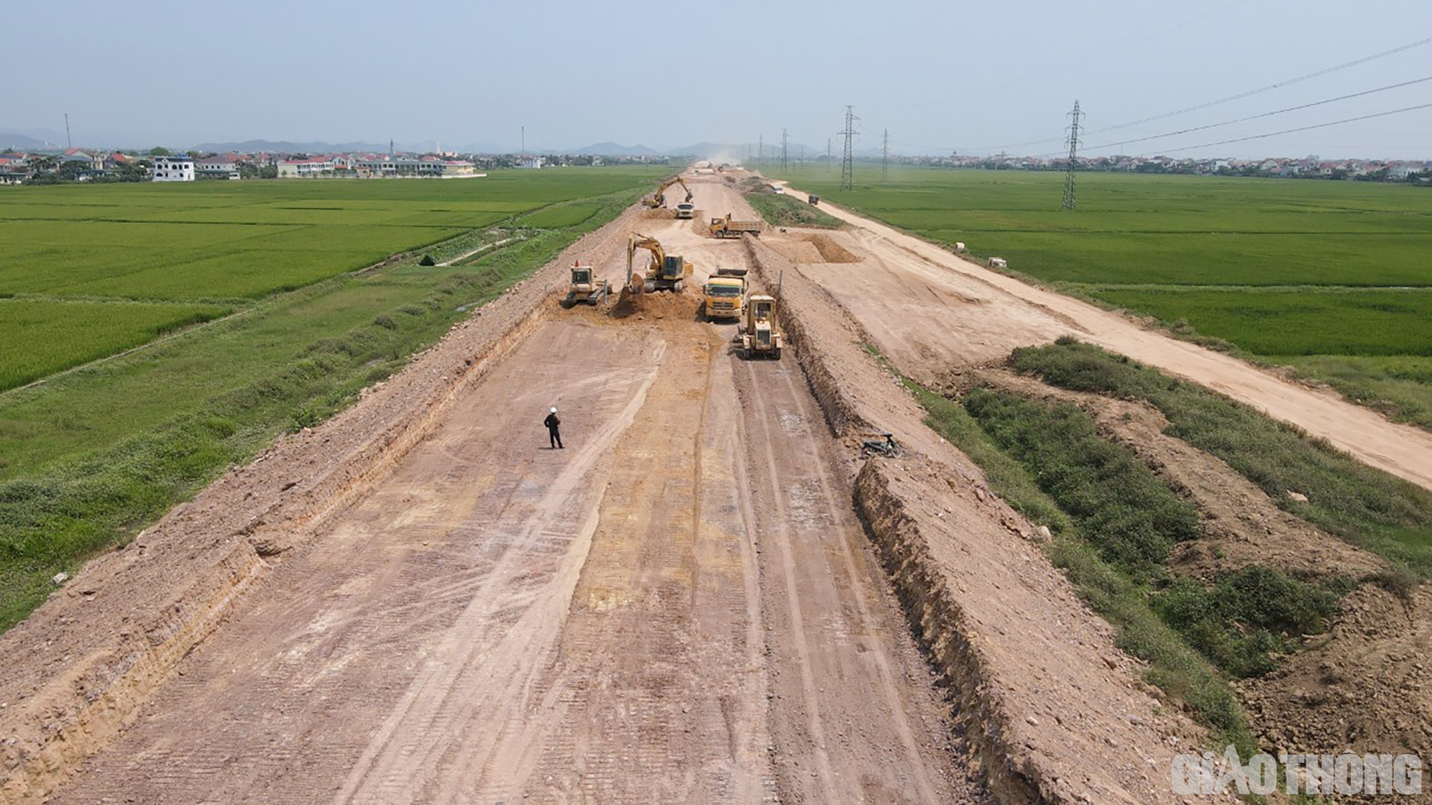 Tr&ecirc;n cả 4 g&oacute;i thầu (XL01 - XL04), h&agrave;ng trăm c&ocirc;ng nh&acirc;nv&agrave; m&aacute;y m&oacute;c c&ugrave;ng chạy đua với thời gian, ồ ạt thi c&ocirc;ng.