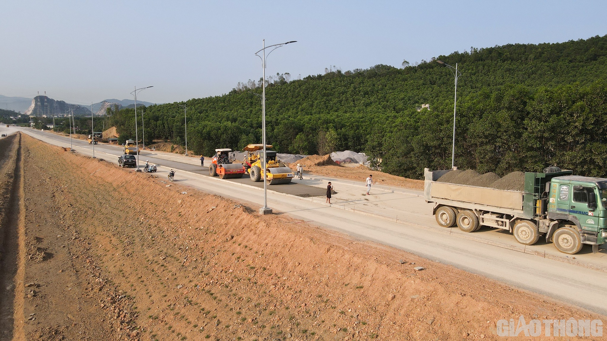 Trong khi đ&oacute;, tại c&aacute;c g&oacute;i thầu XL01, XL02, XL03, kh&ocirc;ng kh&iacute; thi đua lao động cũng nhộn nhịp kh&ocirc;ng k&eacute;m.