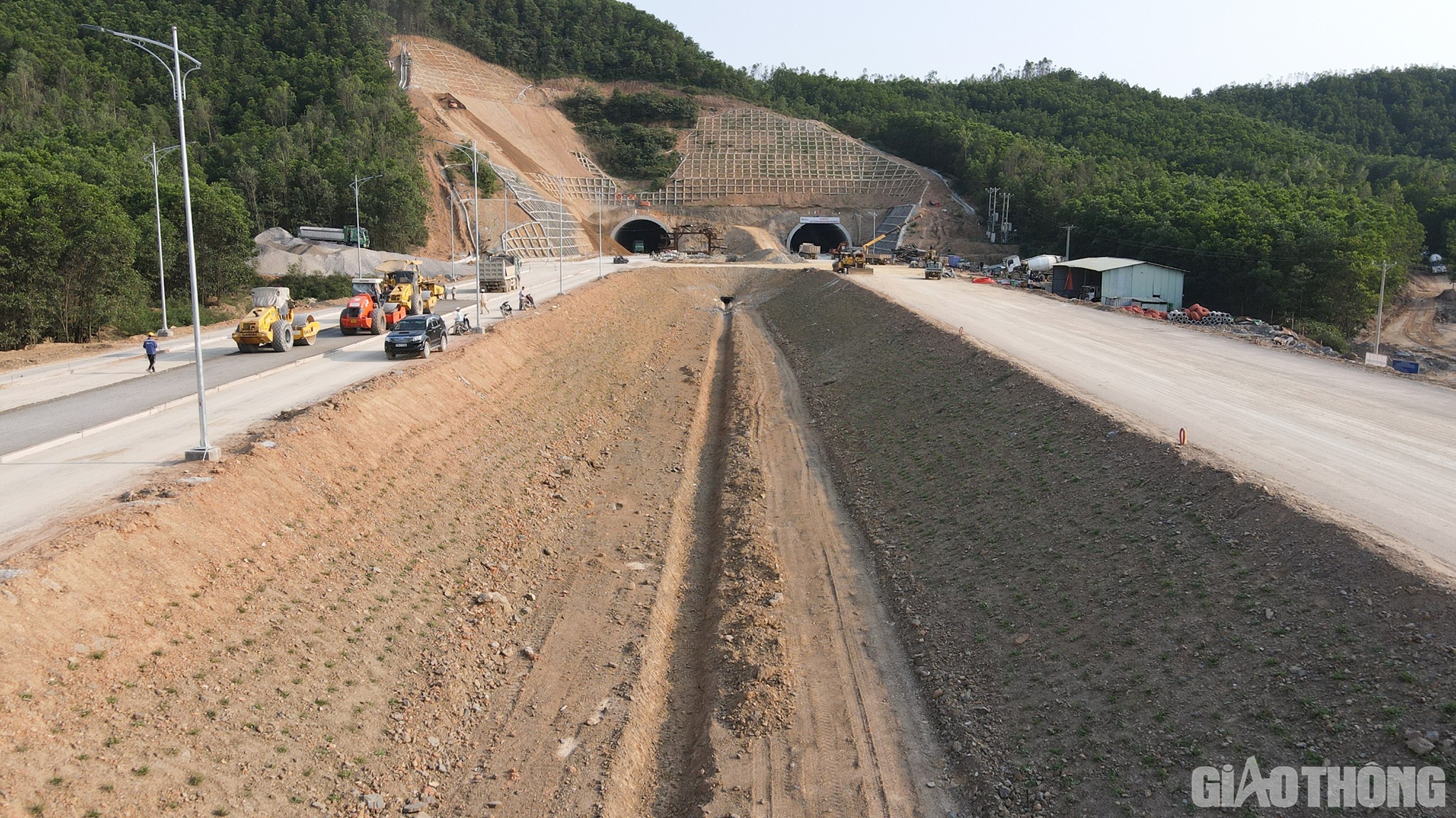 Kỹ sư Trần Trung Tuấn, chỉ huy trưởng C&ocirc;ng ty TNHH Tập đo&agrave;n Sơn Hải cho biết: Về hầm Trường Vinh, đến nay đ&atilde; cơ bản ho&agrave;n th&agrave;nh, chỉ đang ho&agrave;n thiện c&aacute;c bước cuối c&ugrave;ng. C&ograve;n về 5,2km đường đầu tuyến, Sơn Hải cũng đ&atilde; thảm xong b&ecirc; t&ocirc;ng nhựa lớp 2, chuẩn bị thảm lớp cuối c&ugrave;ng. Dự kiến cuối th&aacute;ng 5/2023 sẽ thảm xong đường v&agrave; sau đ&oacute; l&agrave; ho&agrave;n thiện c&aacute;c hạng mục ATGT.