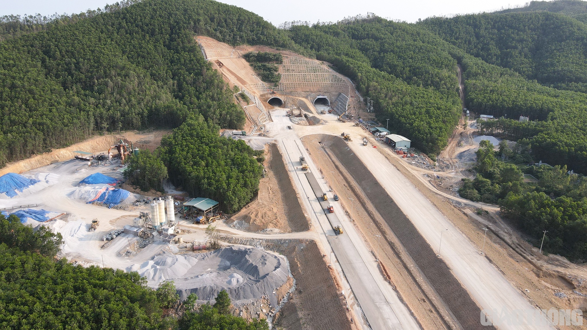 Theo thống k&ecirc;, đến cuối th&aacute;ng 4/2023, tại g&oacute;i thầu XL01, c&aacute;c nh&agrave; thầu đ&atilde; thực hiện được 898/1.077,365 tỷ đồng, vượt kế hoạch 3,51%.