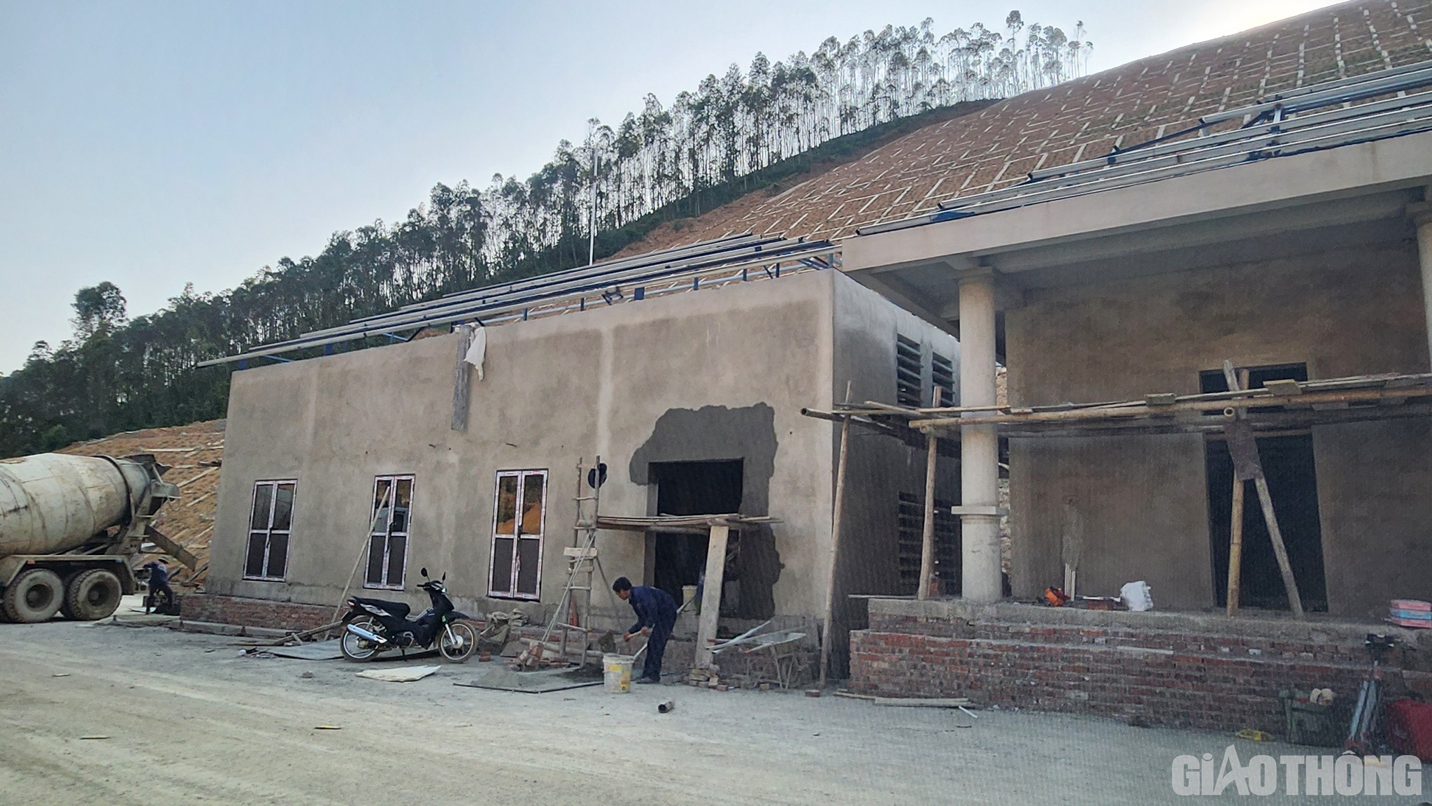 &ldquo;Mặc d&ugrave; khối lượng c&ocirc;ng việc c&ograve;n lại kh&ocirc;ng nhiều, nhưng c&ocirc;ng ty vẫn để lại 80 c&aacute;n bộ, kỹ sư v&agrave; c&ocirc;ng nh&acirc;n c&ugrave;ng nhiều m&aacute;y m&oacute;c, thiết bị để thảm đường v&agrave; ho&agrave;n thiện c&aacute;c hạng mục phụ ở hầm. Ri&ecirc;ng hầm Trường Vinh đang ho&agrave;n tất c&aacute;c hạng mục phụ nhưng c&ocirc;ng ty vẫn triển khai thi c&ocirc;ng 24/24h. Ngo&agrave;i ra, c&ocirc;ng ty cũng thi c&ocirc;ng xuy&ecirc;n Lễ Giỗ Tổ H&ugrave;ng Vương v&agrave; Lễ 30/4-1/5&rdquo;, kỹ sư Tuấn n&oacute;i.