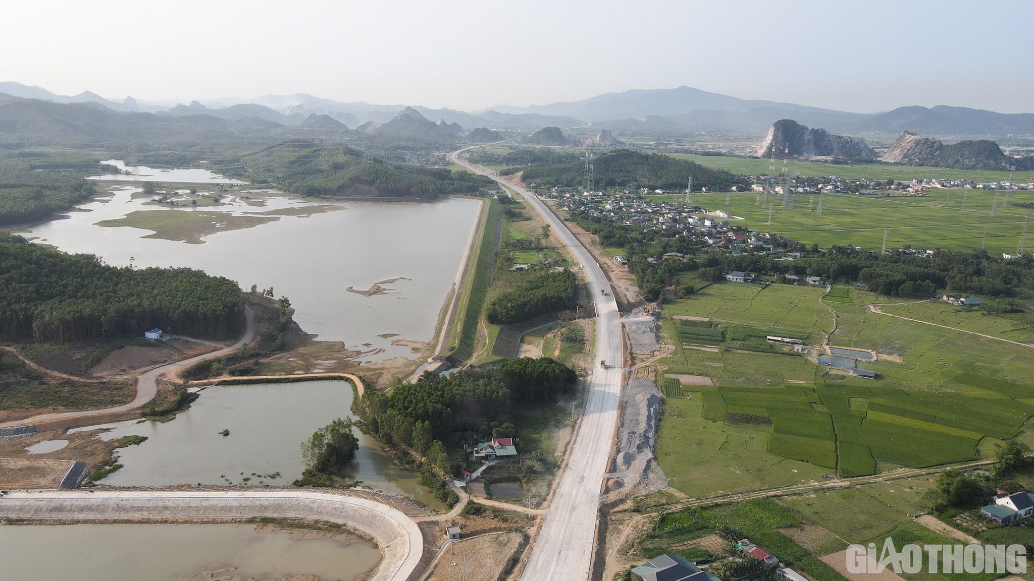 &Ocirc;ng Phạm Văn Minh, Ph&oacute; Gi&aacute;m đốc Ban QLDA 6 cho biết: Thực hiện chỉ đạo của Bộ GTVT, Cục đường bộ Việt Nam về việc tăng cường c&aacute;c giải ph&aacute;p phục vụ tốt nhu cầu đi lại của nh&acirc;n d&acirc;n, bảo đảm trật tự, ATGT trong dịp nghỉ Lễ Giỗ Tổ H&ugrave;ng Vương, Lễ 30/4-1/5, Ban đ&atilde; c&oacute; Văn bản gửi c&aacute;c đơn vị thi c&ocirc;ng, tư vấn gi&aacute;m s&aacute;t.